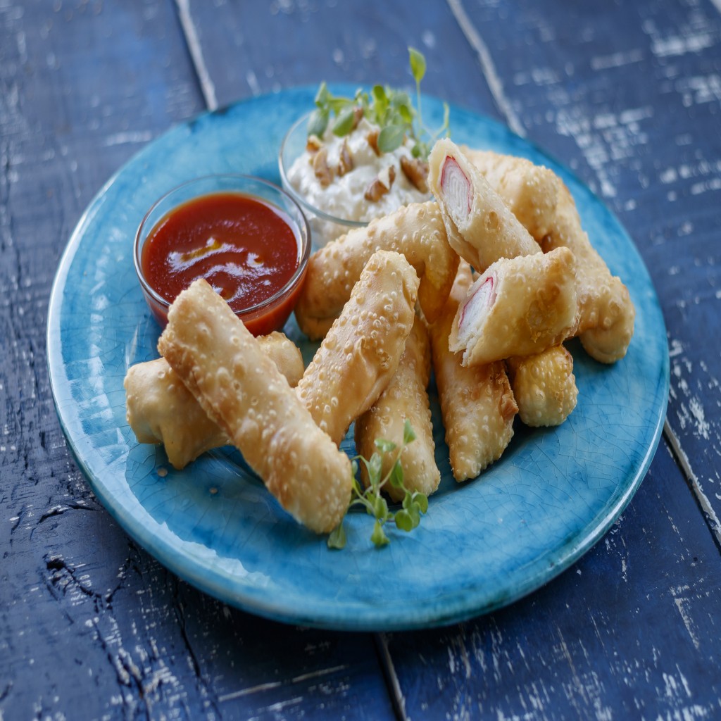 foto de Kani Kama Santa Elena en camisa (rolls de masa) con salsas de queso y  agridulce